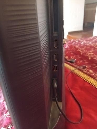 Samsung LED televizor - Ekran: təxminən 32–40 düym arası (şəkildə