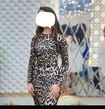 Leopar naxışlı qadın paltarı - Model: bədənə oturan, midi uzunluqda - — 1