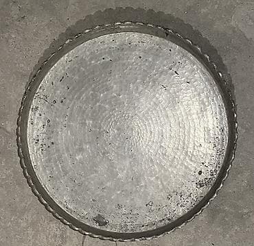xonca şirniyyat evi: Bu, yumru formalı, döymə teksturalı metal nimçədir. Onun gümüşü rəngi — 1