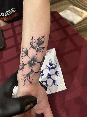 ad yazan aparat: Xidmət: Qara-ağ döymə (tattoo) dizaynı və tətbiqi Təsvir: - Qara və — 1