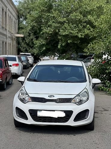 Kia Rio hatchback – ağ rəng, 5 qapı Xüsusiyyətlər: - Kuzov: 5 qapılı — 1