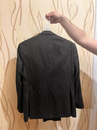 klassik geyim: Kişi kostyum dəsti – tünd boz (qara tonlarda) incə ağ zolaqlı klassik — 2