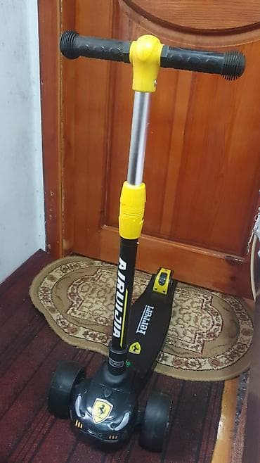 scooba skuter: Uşaq skuterı – 3 təkərli, Ferrari temalı Xüsusiyyətlər: - Rəng — 1
