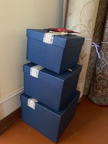 gizli səs yazma cihazları: Üç ədəd, bir-birinin üstünə yığılmış, qapaqlı, tünd göy rəngli hədiyyə — 3