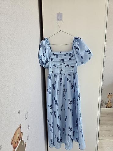 sade dön modelleri: Ağ-mavi rəngdə, tünd mavi çiçək naxışlı qadın paltarı. - Dizayn — 1