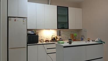 mətbəxt mebelləri 2018: Mətbəx mebeli dəsti – müasir dizayn - Rəng: ağ (mat), şüşəli qara — 1