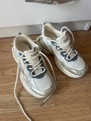 женские дышащие кроссовки: Ağ rəng üstünlüklü, boz və gümüşü detalli idman ayaqqabıları. - Üst — 1