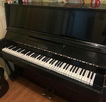 Kuban markasına aid köhnə model piano. İstifadə olunan pianodur