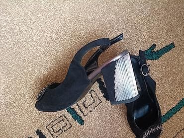 qadın papuşları: Ağ rəngli, açıq burunlu qadın sandaletləri. Ön hissəsində dekorativ — 1