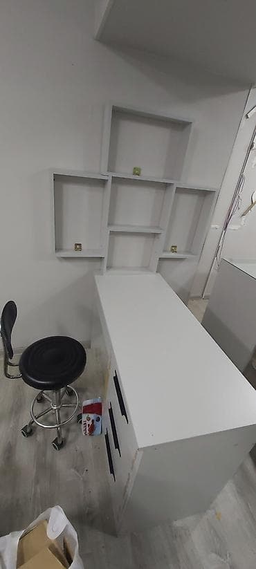 Ağ rəngli iş masası və divar rəfi dəsti Dırnaq stolu - Minimal