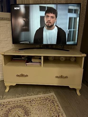 televizor pastavka: Düz TV altlığı, Polkalı — 1