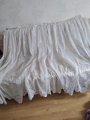 Tül pərdə – ağ rəngdə, incə naxışlı.Təzedir - Material: şəffaf tül