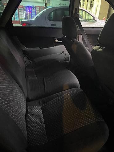 raf satilir: Ağ rəngli Lada Priora sedan. Avtomobilin кузов görnüşü sedan — 6