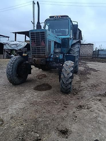 Kənd təsərrüfatı işləri üçün tırtıllı olmayan, iri ölçülü mavi