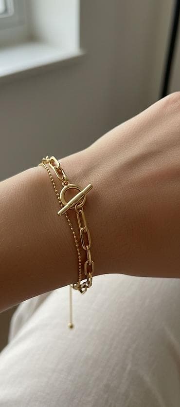 Qızıl rəngdə bilərzik. Rəngi dəyişməyən. 
Uzunluq: 21 sm