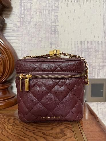 Çiyin çantası, Charles & Keith