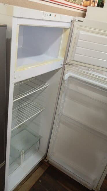 Mikrodalğalı sobalar: İkiqat qapılı soyuducu - Üst hissədə ayrıca dondurucu bölmə - Aşağı — 2