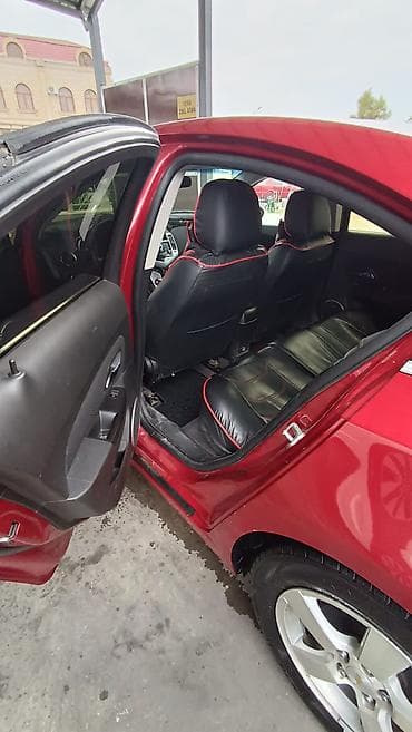 cruze rol: Chevrolet Cruze sedan – qırmızı rəng - Kuzov: 4 qapılı sedan, parlaq — 6