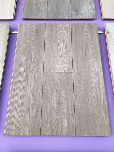 laminant: Ağ-boz palıd teksturalı laminat döşəmə panelləri - Təbiətə yaxın — 1