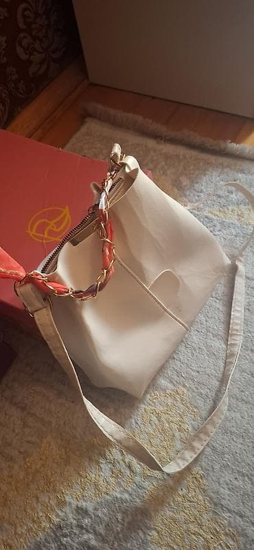 Açıq krem rəngli qadın çantası - Material: yumşaq eko‑dəri - Rəng