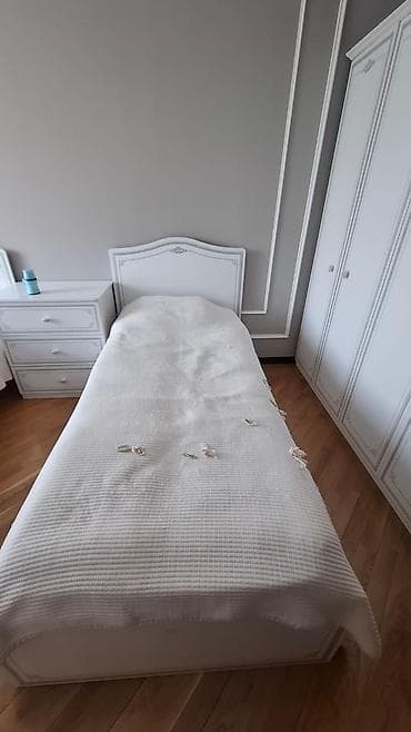 tek kravat islenmis: Yataq otağı mebel dəsti. Ayrı-ayrı almaqda mümkündür. Mebellər Pierre — 2