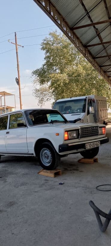 vaz 2103: LADA 2107 sedan – klassik ağ rəngli, 4 qapılı, arxa ötürücülü model — 2