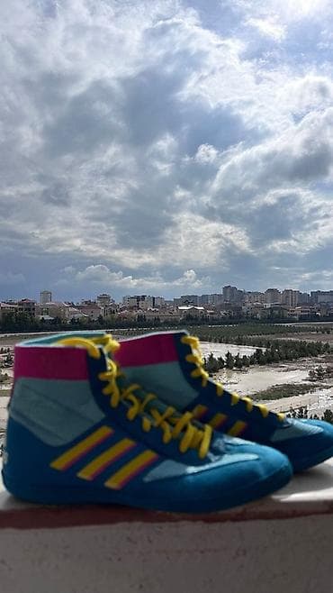 Şəxsi əşyalar: Adidas idman ayaqqabısı – mavi/açıq mavi rənglərdə, sarı şnur və — 2