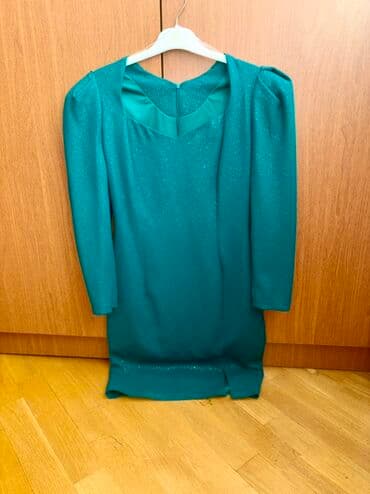 toy donlari qisa: Yaşıl rəngdə, parıltılı, dizə qədər olan ziyafət donu. Donun kvadrat — 2