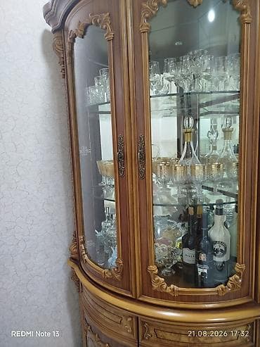 divar refleri: Klassik üslubda künc vitrin-bufet - Material: ağac teksturası ilə — 2