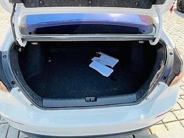 priora diskleri: Honda Insight sedan – ağ rəng, hibrid (benzin-elektrik) güc aqreqatı — 9