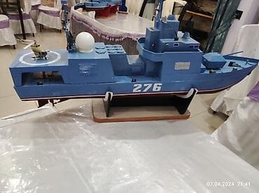 saat audemars piguet: Mavi rəngdə, taxtadan hazırlanmış gəmi modeli. Modelin üzərində — 4