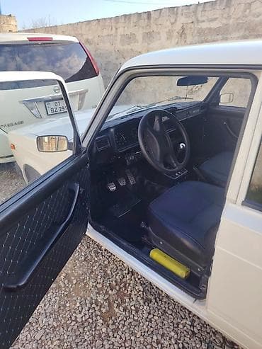 vaz 2107 kapot: VAZ 2107, ağ rəng, sedan kuzov. - Klassik dizayn: xrom ön barmaqlıq — 3