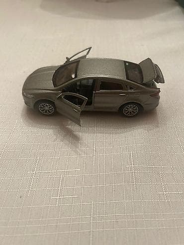 baqaji: Metall miniatür avtomobil modeli – sedan tipli, gümüşü rəngdə — 2