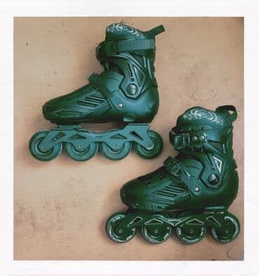 Qara rəngli konki cütü. - 4 təkərli çərçivə sistemi: hər ayaqda 4