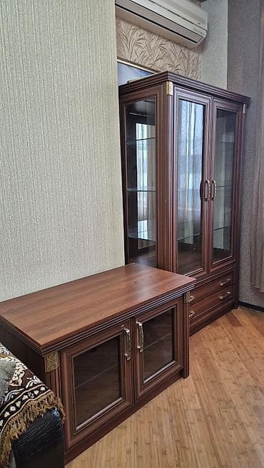 Klassik üslubda qonaq otağı üçün vitrin və TV altlığı dəsti. -