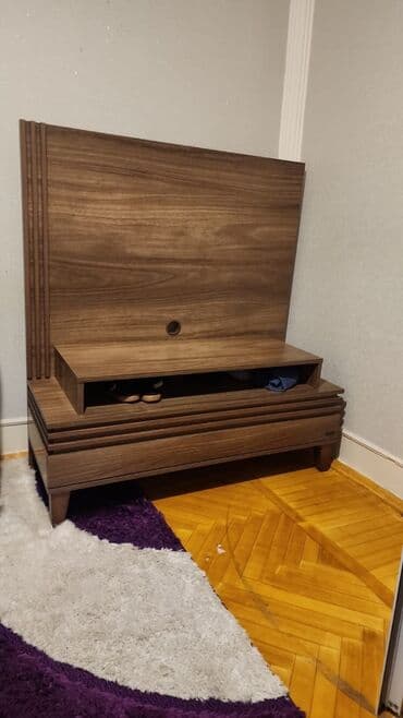 Düz TV altlığı, Polkalı, Laminat