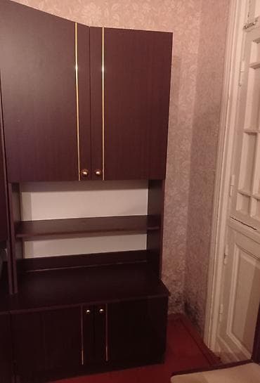 Tünd qəhvəyi rəngdə çoxfunksiyalı vitrin/dolab - Material: laminat