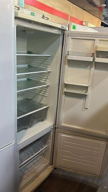 İki qapılı soyuducu (alt kamera – dondurucu). Ön qapıda qızılı/bej