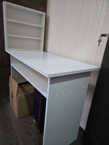 Düz masa, Stulsuz, Polkalı, Siyirməsiz, Sadə laminat