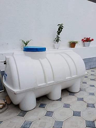 Ağ rəngli plastik su çəni - Üst hissədə geniş, mavi qapaqlı servis