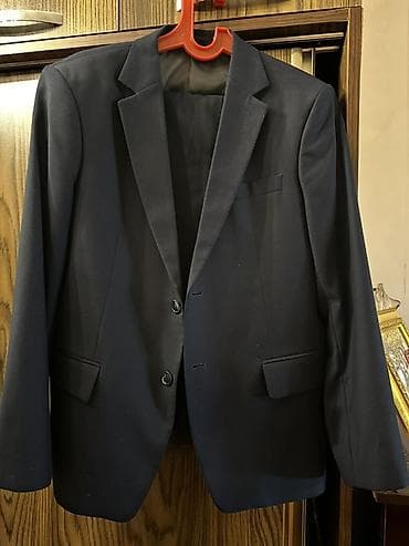 Kişi üçün tünd göy rəngli klassik pencək. - Kəsim: İki düyməli, tək