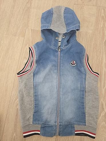dest geyimler: Uşaq üçün kapüşonlu, qolsuz jilet-kapitonka. Marka: Moncler (etiket — 1
