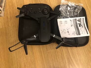 E88 dronu qara rəngdə və qatlanan dizayna malikdir. Yığcam daşıma