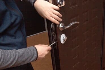 qapi darvaza: Çilingər xidməti Qapı ustası Qapıların təmiri Üzlənməsi Petlə — 5