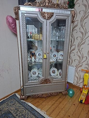 Klassik üslubda vitrin şkaf - Material: ağac əsaslı konstruksiya