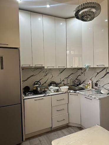 Ağ rəngli, parlaq fasadlı müasir mətbəx mebeli dəsti 4 ildi qoyulub,ev