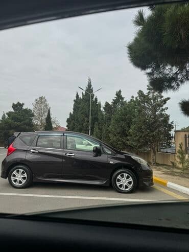 ucuz elektrikli motosiklet: Nissan Note, qara rəng, 5 qapılı hetçbek. Arxa spoylerli, yığcam və — 8