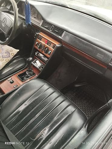 traktor satiwi: Mercedes-Benz W124 sedan - Kuzov: qızılı rəng, 4 qapı, arxa işıqlar — 3