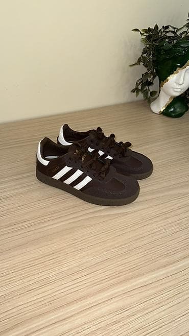 adidas different: Məhsul: Unisex idman ayaqqabısı – qəhvəyi rəng Model ilhamı: “Samba” — 3