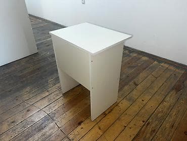 nerj stol: Ağ rəngli kompakt masa - Minimalist dizayn: düz kvadratüstü səth və — 1